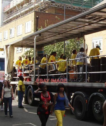 PHOTO NOTTING HILL CARNIVAL BAND ON FLOAT SOME FLOATS HAVE SOUND SYSTEMS SOME L - Picture 1 of 1