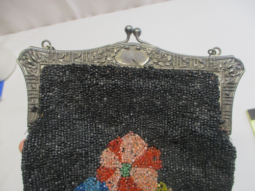 BOLSO DE MANO ANTIGUO CON CUENTAS con BONITAS FLORES - Imagen 3 de 8