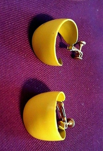 Pendientes de aro con clip de esmalte amarillo de colección ~ 1"" de alto x 3/4"" de ancho ~ Ajusta la tensión - Imagen 3 de 3