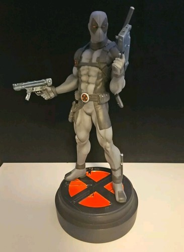 Bowen Designs X-Force Suit Deadpool Statue #141/885 - Picture 6 of 9