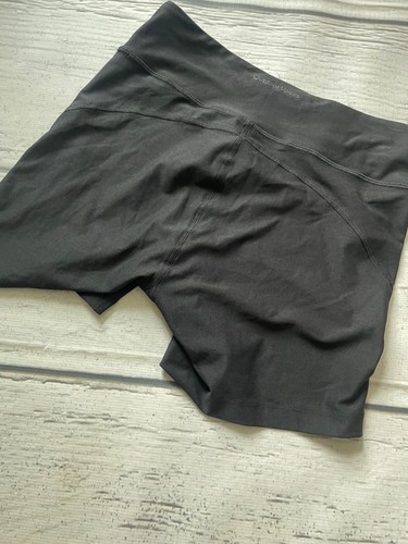 Women’s Outdoor Voices bike shorts - Picture 4 of 4