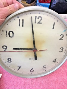 BS1-Rare-Vintage-Electric-Faraday-12-034-wall-clock-Plug-in-on-Back-Works-Great