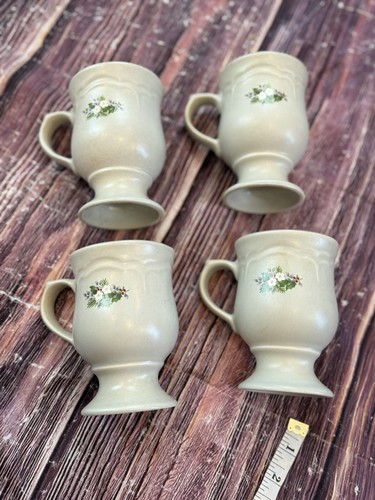 Set 4 Pfaltzgraff CHRISTMAS HEIRLOOM 5" Pedestal Mugs, Coffee, Hot Chocolate - Picture 4 of 6