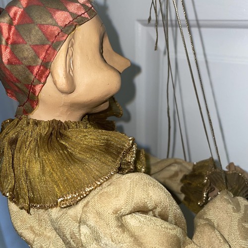 Jester Elf Mark Roberts 19" Christmas Figurine Cupboard Hanger Curtain Rod - Picture 8 of 9