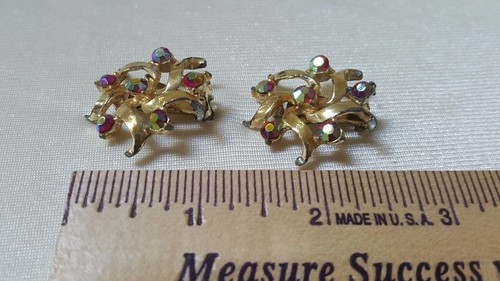 Goldtone Swirl Design Round Clip Earrings-Red Aurora Borealis Inset Used Good - Picture 4 of 4