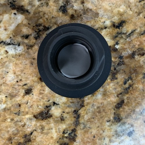 ¡Difícil de encontrar! Tapón de drenaje Yeti para tapa de pecho refrigerador de plástico negro - Imagen 3 de 8