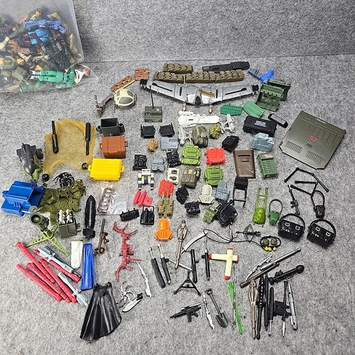 Vintage Giant Lot Of G.I. Joe Action Figures Weapons And Other Accessories. - Picture 16 of 24