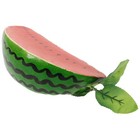 Simulierte Wassermelonenscheibe mit künstlichem Blattschrank. Nachgeahmtes