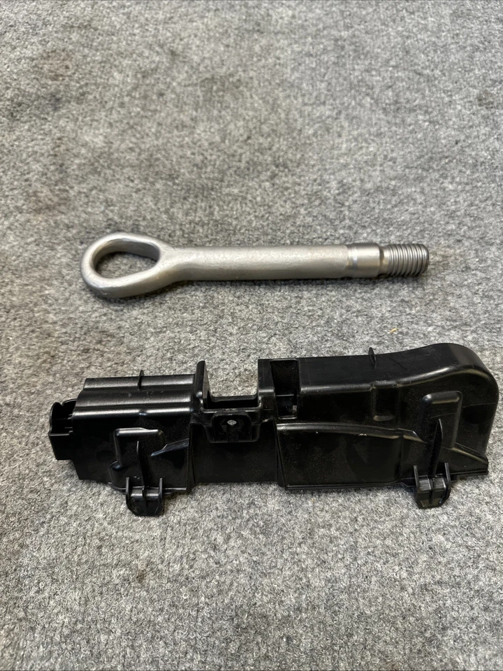 2016-20 MERCEDES BENZ C300 АВАРИЙНЫЙ БУКСИРОВОЧНЫЙ КРЮК OEM - Изображение 2 из 2