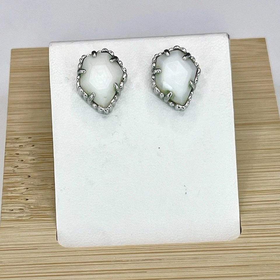 Aretes Kendra Scott Tessa de plata en marfil madreperla vidrio blanco Foto 3 de 4