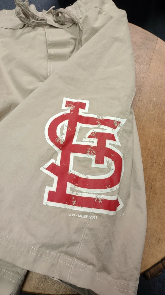 G-III 运动 Carl Banks 圣路易斯红雀米色板短裤 M 码中号 — 第 4/4 张图片