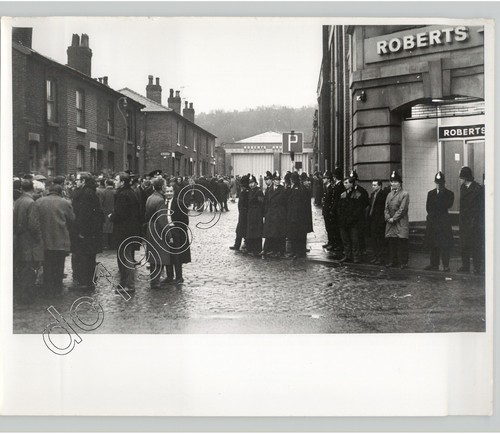 Wunderschönes VINTAGE 1967 Pressefoto STREIK Arbeiter & Polizei STOCKPORT England - Bild 1 von 2