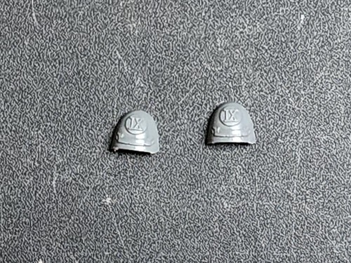Warhammer 40k Miniatures Space Marines Commander Shoulder Pads Bits Lot, R18 - Picture 2 of 2