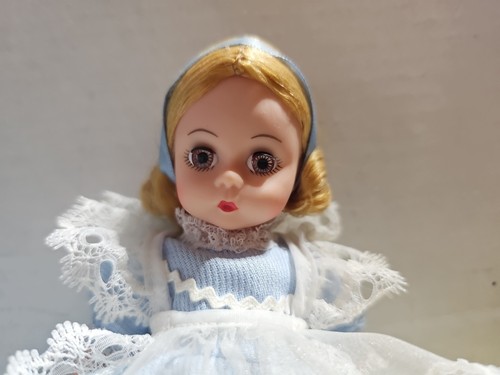 Muñeca Madame Alexander 8" Alicia en el País de las Maravillas #14508 - Imagen 3 de 11