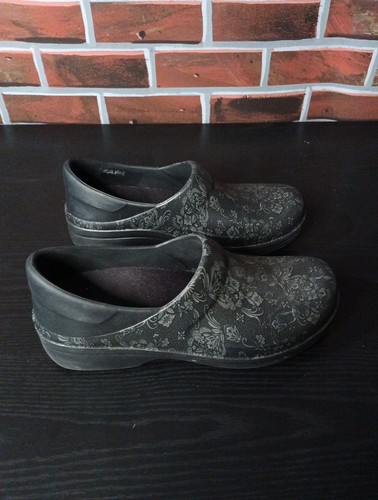 Zoccoli donna Crocs Neria Pro II neri grafica metallizzata floreale rosa infermiera taglia 9 - Foto 2 di 7