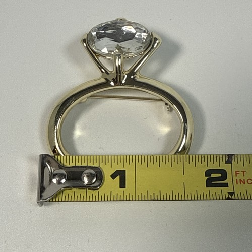 Large 2" VTG c1980's FAUX DIAMOND ENGAGEMENT RING GOLD TONE RHINESTONE BROOCH   - Picture 3 of 4