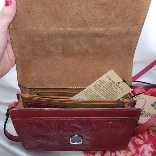 Patricia Nash Laurentina Tooled 💯 Leder Crossbody Beerenrot Push Lock Neu mit Etikett - Bild 5 von 9