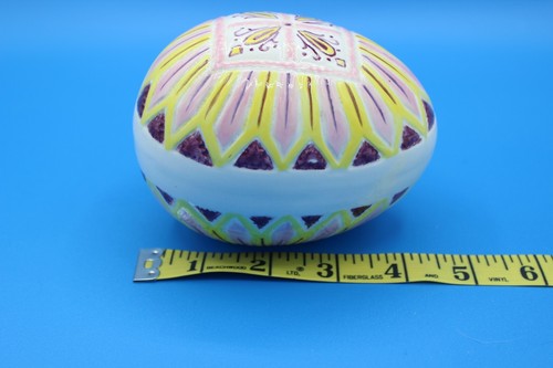 Huevo de Pascua abstracto 4" de colección amarillo púrpura blanco cerámica pintado a mano resorte - Imagen 6 de 6