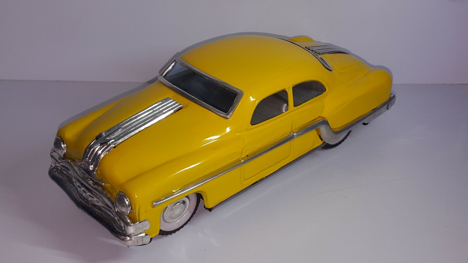 VINTAGE TIN TOY CAR MINISTER DELUXE 1954 PONTIAC YELLOW VINTAGE TIN TOY CAR MINISTER DELUXE 1954 PONTIAC YELLOW