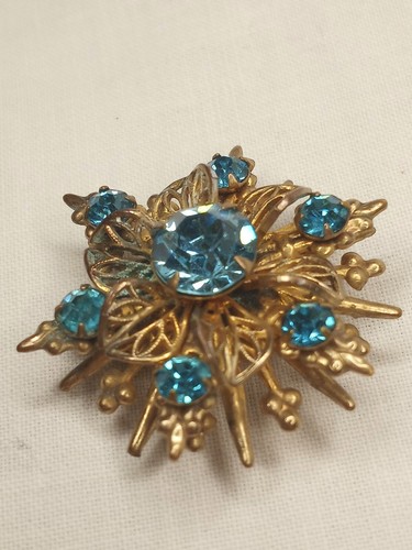 Vintage Tiny Filigree & Fleur de Lis Austrian Blue Crystal Rhinestone Brooch Pin - Picture 14 of 15