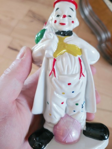 Vintage Sophia Ann Porcelain Clown Figurine. 6 1/2" tall - exc condition - Picture 7 of 9