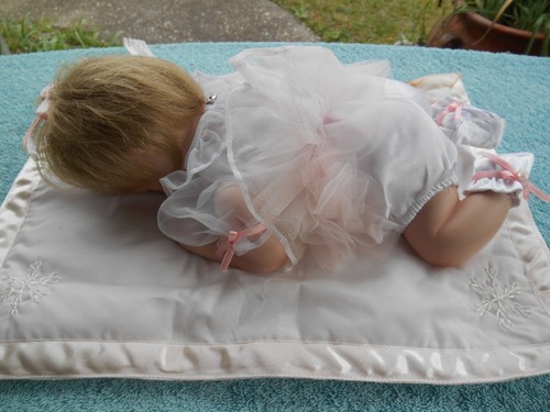 ASHTON DRAKE SLEEPING BABY PORCELAIN DOLL 92621 YOLANDA BELLO WITH BOX, BLANKET - Picture 23 of 24