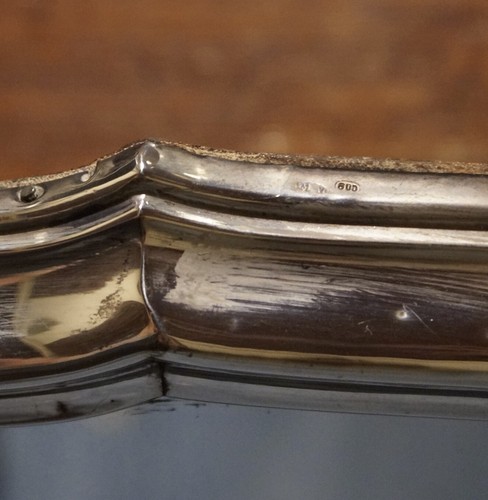 GRANDE VASSOIO A SPECCHIO CORNICE IN ARGENTO 800 CON MANICI 52,5x38cm EPOCA '900 - Foto 9 di 10