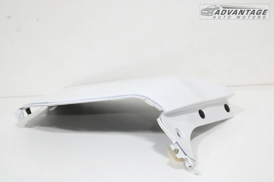 Cubierta de parachoques trasero izquierdo Chevy Traverse 2018-2021 tapa de extremo blanco olímpico OEM Foto 3 de 4