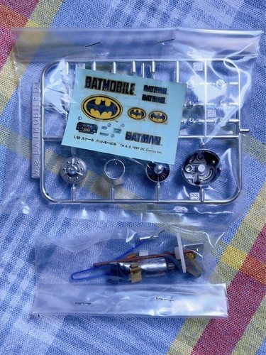 Aoshima 1/32 Scale Motorized Batman Batmobile Model Kit Classic DC Collectible - Picture 17 of 24
