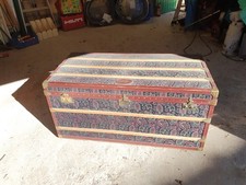 malle de voyage ancienne , bois recouvert tissus, garniture encuir, coin cuivre