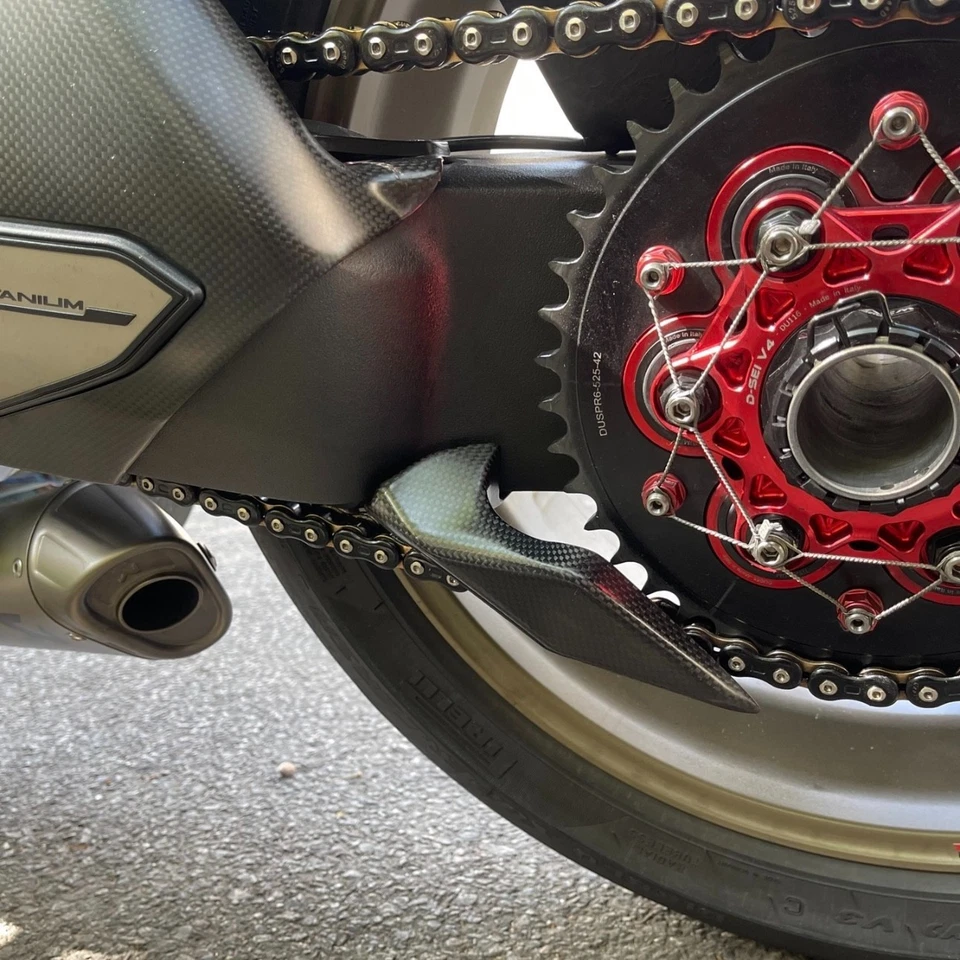Cubierta protectora de cadena inferior de fibra de carbono para DUCATI Panigale V4 S/R 2020-2024 Foto 4 de 4