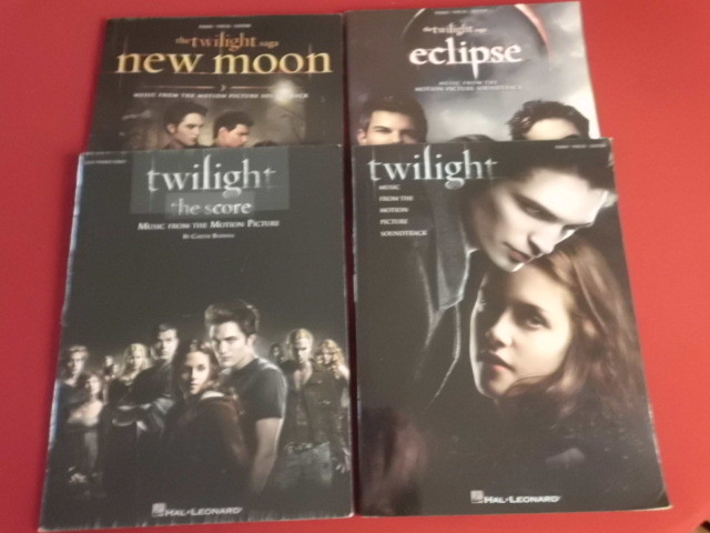 Twilight 4 Songbooks. Songbooks piano vocal Guitar PVG respectivamente Easy piano Twilight 4 Songbooks. Songbooks piano piano piano vocal Guitar PVG respectivamente Easy piano 7d1278