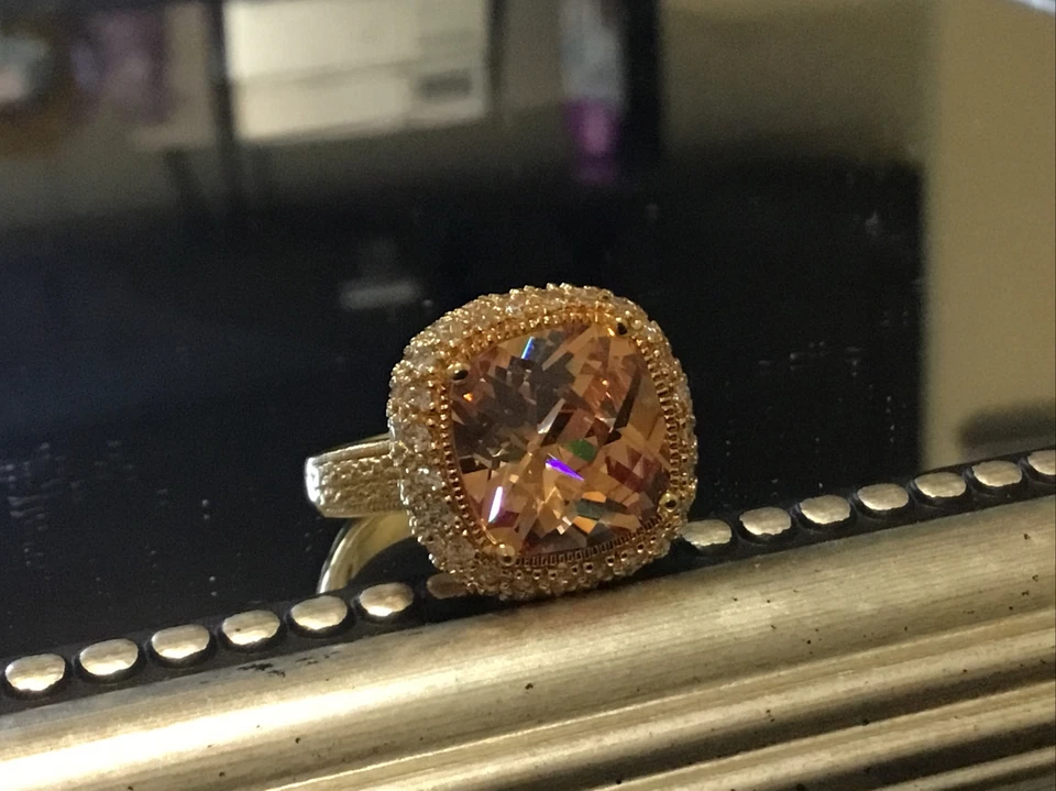 Anillo de diamantes de laboratorio champagne de Charles Winston en oro .925 talla grande 8. Foto 2 de 4