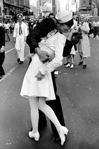 EuroGraphics Kissing on VJ Day Life Magazine 1000 Piece Jigsaw Puzzle 6000-0820 - Picture 2 of 3