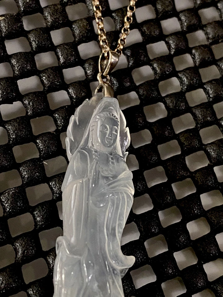 Collar de cadena transparente de jadeíta helada sobre oro Foto 2 de 4