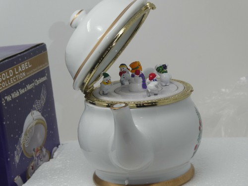 MR. CHRISTMAS GOLD LABEL COLLECTION TEAPOT MUSIC BOX WE WISH YOU MERRY CHRISTMAS - Picture 5 of 8