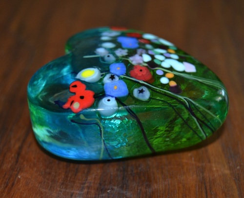 Robert Held Art Glass Heart Shaped Paperweight Red Poppy Flowers Signed Green - Picture 6 of 10