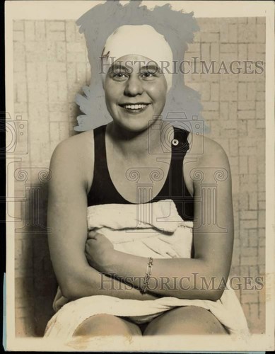 1927 Press Photo Martha Norelius sets new record in 250-yard swim meet, PA
