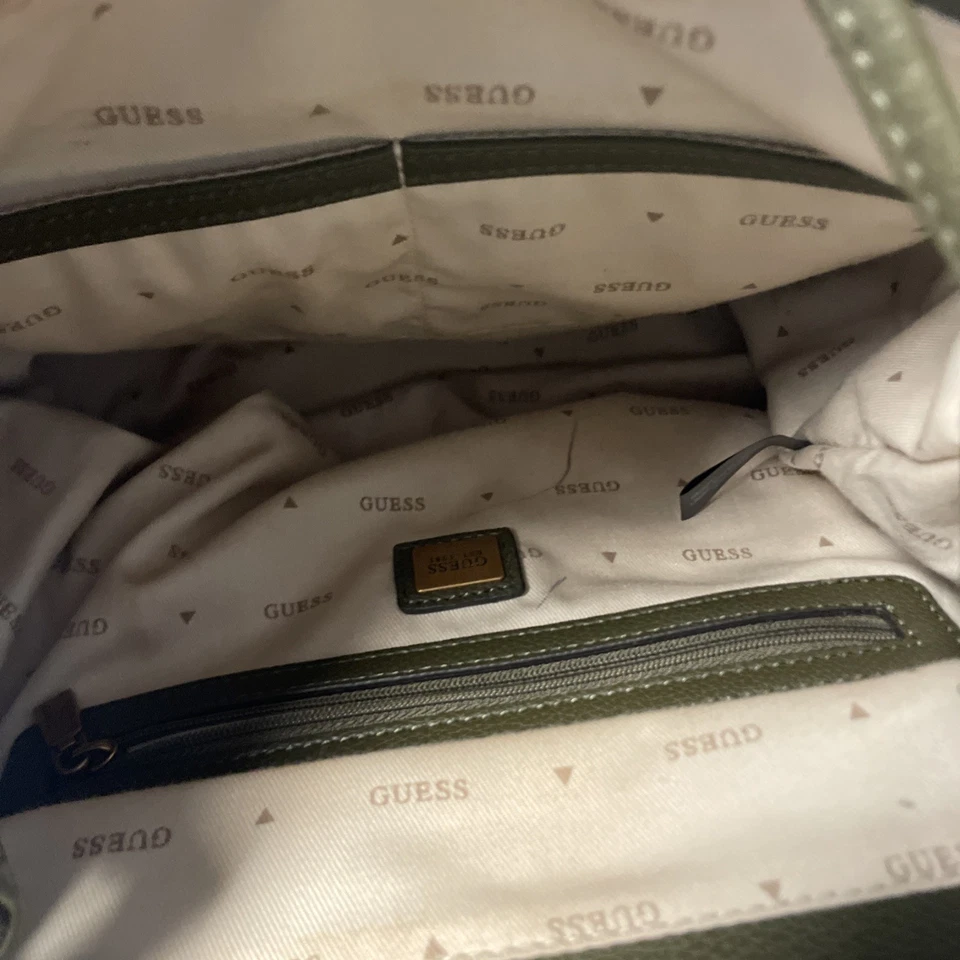 Mochila Guess EE. UU. Cuero Verde Hebilla Vintage Tono Dorado Cadena Acento Cordón Foto 3 de 3