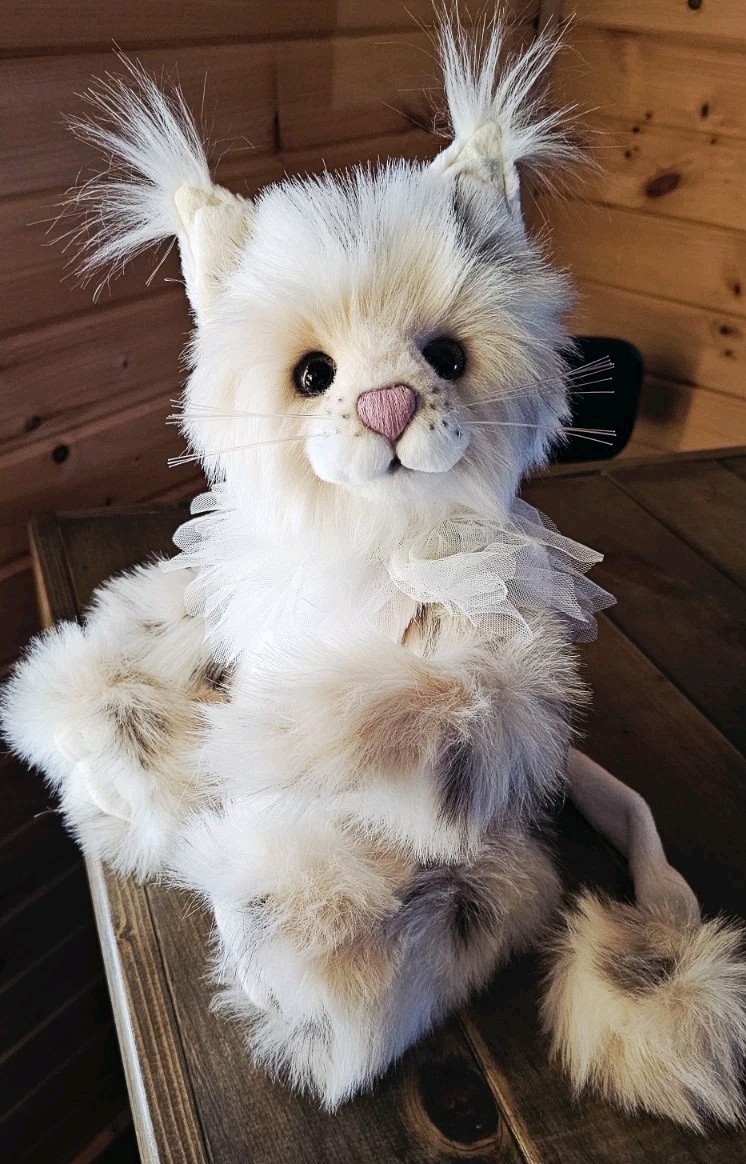 Charlie Bears Cat Feleena LE 592/1200 15"