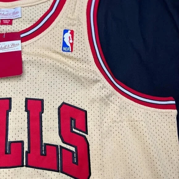Camiseta deportiva grande RARA roja y dorada de los Chicago Bulls 1995-96 de Michael Jordan  Foto 4 de 4