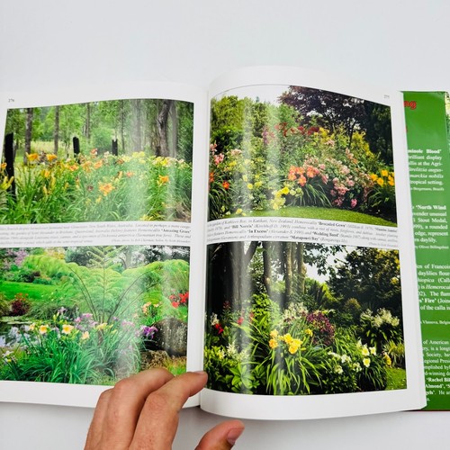 Landscaping with Daylilies The American Hemerocallis Society (2012) 1st Edition - Picture 16 of 22