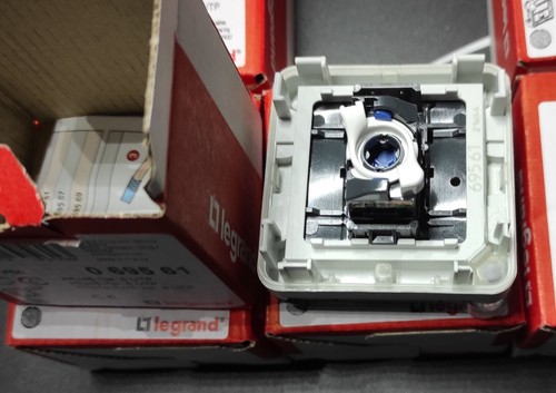 Cat. Legrand Plexo blanc/gris RJ45 6 douilles UTP LAN 0 695 61 069561 - Photo 2/3