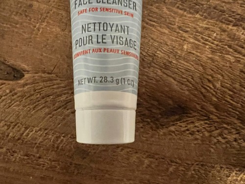 First Aid Beauty „ Pure Skin Face Cleanser „ 28,3 Gr Neu - Bild 3 von 3