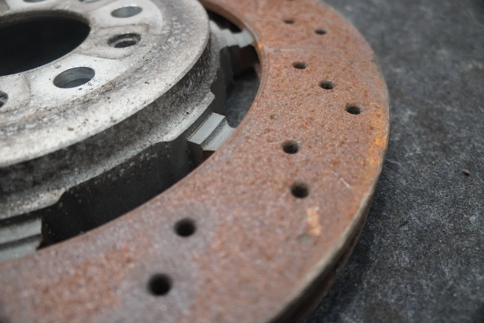 Rotor de freno de disco trasero izquierdo 2,9 L perforado Alfa Romeo Giulia Quadrifoglio 2017 Foto 3 de 4