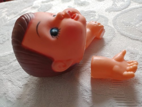 Bambola vintage bambino ragazzo testa mano e biberon che tiene a mano. Ricambi artigianali per bambole - Foto 4 di 9