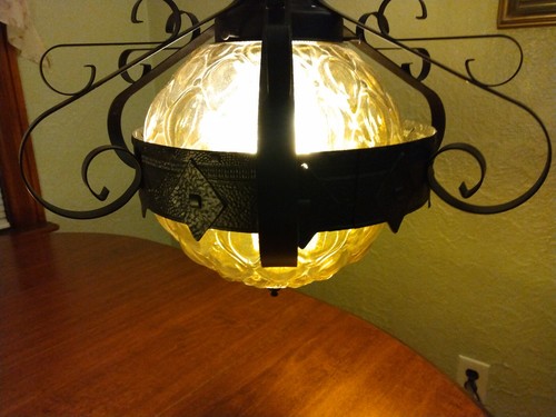 Vintage MCM schwarz Eisen Hängedecke Licht Scrollvorrichtung Bernstein Globe Glas - Bild 13 von 14