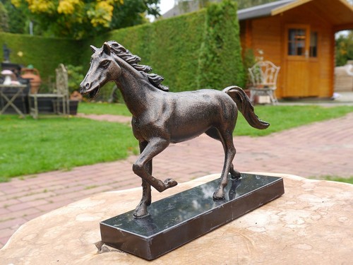 Figura de hierro fundido de un caballo con aspecto de bronce sobre base de mármol noble (2119) - Imagen 3 de 5