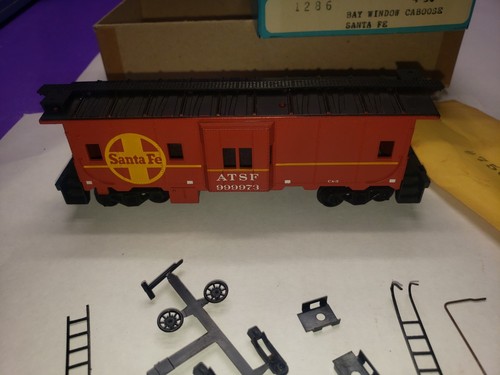 ATHEARN HO TRAIN BAY WINDOW CABOOSE SANTA FE ATSF 999973 ITEM # 1286 RED - Picture 4 of 9