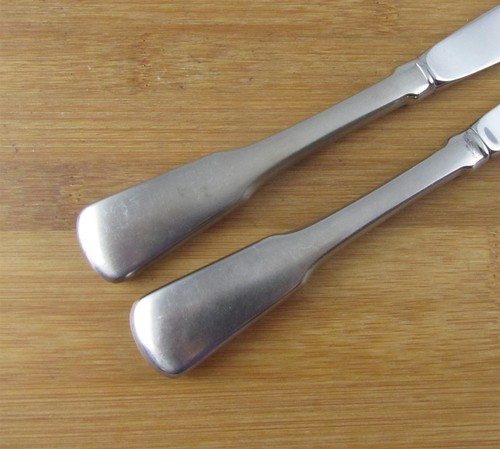 SET of 2 TWO Oneida Stainless AMERICAN COLONIAL Dinner Knives 9" Heirloom Cube - Picture 2 of 2